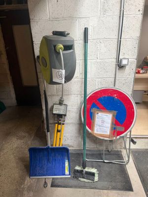 une photo d'un garage avec des toilettes et un distributeur de papier toilette