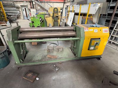 une grande machine qui se trouve dans un entrepôt