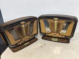 deux radios à l'ancienne posées sur une table