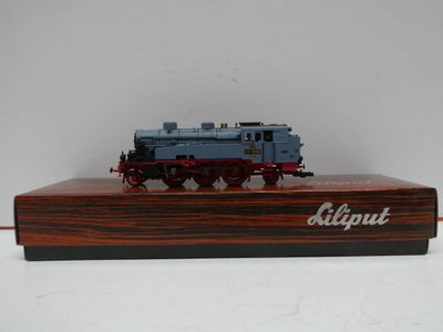 un petit train posé sur un socle en bois