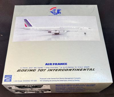 une maquette d'avion dans une boîte posée sur une table, sur fond noir