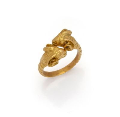 gros plan d'une bague en or sur une surface blanche