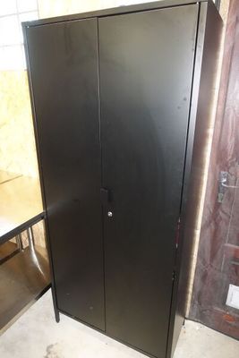 une armoire noire dans un coin de la pièce