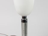 une lampe de table en verre blanc avec un pied en métal et un abat-jour en verre blanc