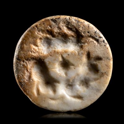 *SCEAU SIGILLÉ En marbre blanc, de forme circulaire, le plat…