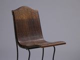 chaise en bois et en fer, avec une assise et un dossier en cuir