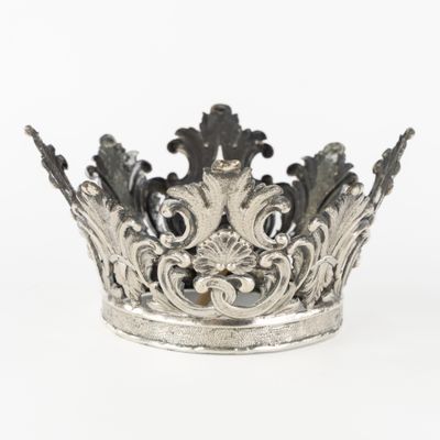 une couronne argentée sur fond blanc, avec un espace réservé au texte