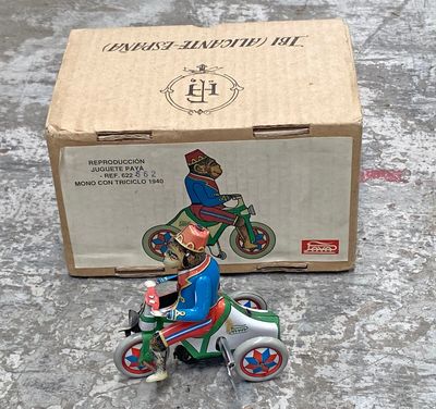 figurine représentant un homme à moto devant une boîte