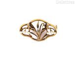 une image représentant une bague en or ornée d'un motif floral
