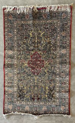 un gros plan d'un tapis à franges accroché au mur
