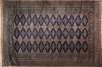 un vieux tapis orné d'un motif bleu et marron