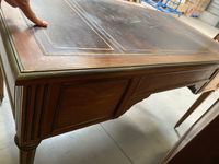 BUREAU plat reposant sur quatre pieds cannelés, ouvrant par … (photo 4)