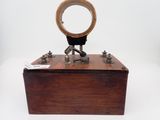 une petite boîte en bois surmontée d'un anneau