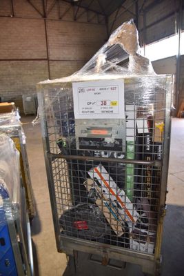 une cage métallique contenant tout un tas d'objets