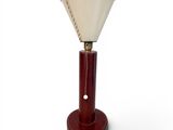 une photo d'une lampe de table surmontée d'un abat-jour blanc