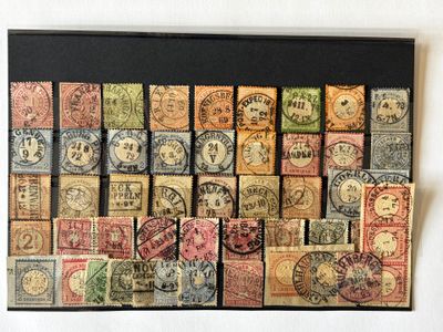 une photo d'une photo représentant de vieux timbres accrochés au mur