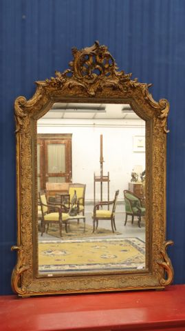 Miroir en bois et stuc doré, fronton décor à la coquille et acant...