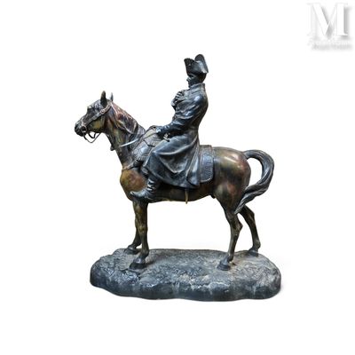une statue représentant un homme à cheval sur un rocher