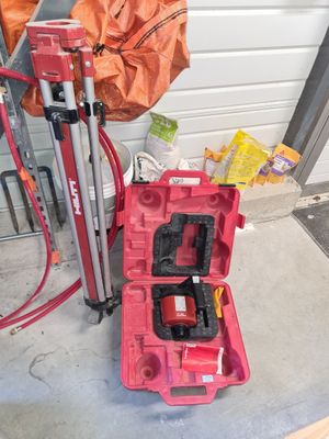 une boîte à outils rouge posée par terre à côté d'un porte-outils