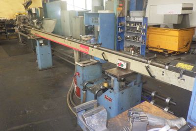 une photo d'une machine qui travaille sur une pièce de métal