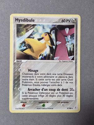 un gros plan d'une carte sur laquelle figure l'image d'un personnage de Pokémon