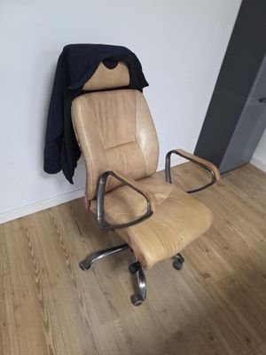 une chaise posée sur un sol en bois dur