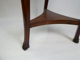 une petite table en bois avec un plateau en marbre, posée sur un plan de travail blanc