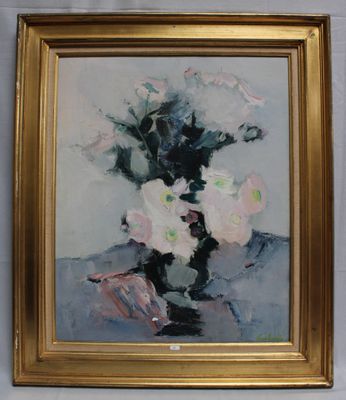 tableau représentant un vase de fleurs dans un cadre doré, accroché à un mur blanc