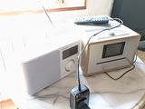 un micro-ondes posé sur une table à côté d'un téléviseur