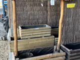 une petite cabane au toit de chaume avec quelques bacs de foin