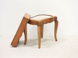 un petit tabouret en bois sur lequel est posé un miroir