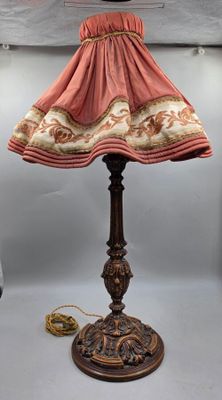 une lampe posée sur une table à côté d'un mur