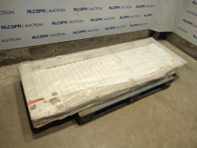 un matelas posé sur une palette au milieu d'une pièce