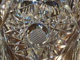 un gros plan d'un bol en cristal posé sur une table