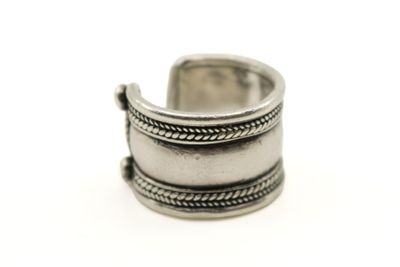 gros plan d'une bague en argent sur une surface blanche