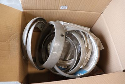 une boîte en carton contenant tout un tas de ceintures de différents types