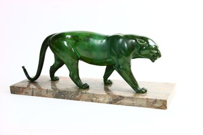 statue d'une panthère verte posée sur un socle en marbre