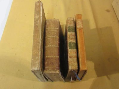 plusieurs vieux livres sont empilés sur une table