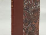 un vieux livre avec une couverture marron et une couverture marron