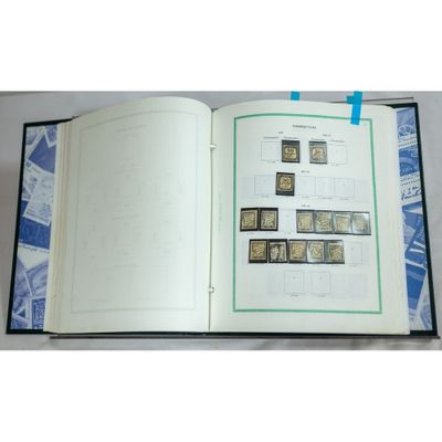 un livre ouvert avec des timbres, posé sur une table