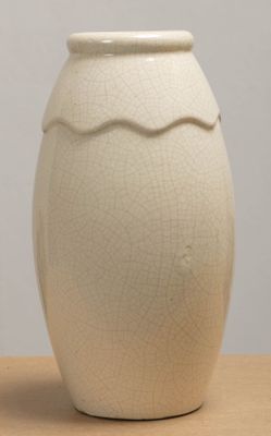 un vase blanc posé sur une table