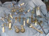de nombreux objets anciens en laiton posés sur un tissu bleu