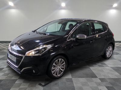 la voiture noire est garée sur un sol en damier dans le garage