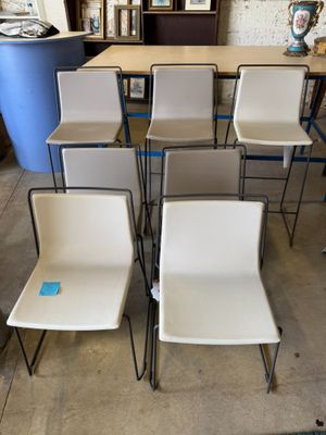 le nombre de chaises qui sont assises ensemble dans une pièce