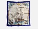 une image représentant un foulard carré orné d'un bateau