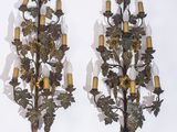 une paire d'appliques murales anciennes ornées de grappes de raisin et de feuilles