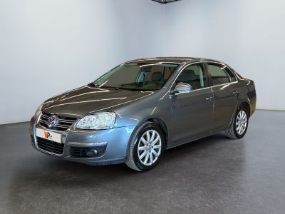 La voiture est garée dans une grande pièce équipée d'un ventilateur de plafond.