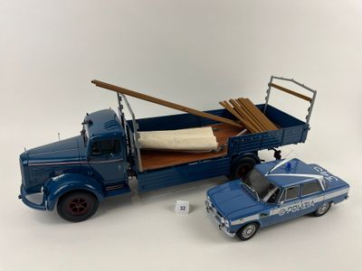 un camion jouet avec une benne à l'arrière