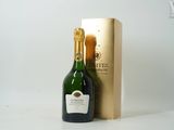 une bouteille de vin à côté d'un coffret doré