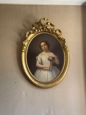une photo d'une femme en robe blanche accrochée au mur
